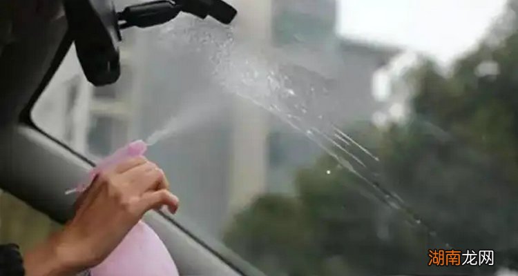 下雨天前挡风起雾怎么办