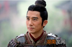 周瑜的家世如何？他与孙策是什么时候认识的？