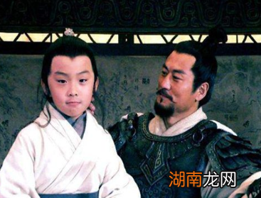 周瑜的家世如何?他与孙策是什么时候认识的?