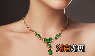 绿翡翠吊坠配项链图片 绿翡翠配什么链子好看吗