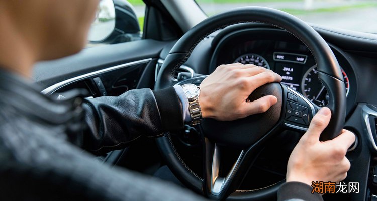 轿车方向盘锁住了怎么办