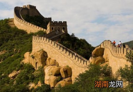 历朝历代都在修建长城 古人为何不直接把城墙修道百年之高