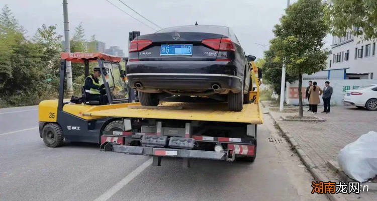 停在路边的车被拖走了打什么电话