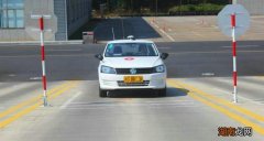 科二坡起不踩离合器只踩刹车可以吗