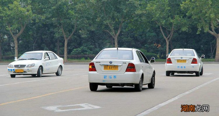 科目三起步怎么松离合不熄火