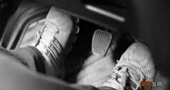 手动挡车减速先踩离合还是刹车