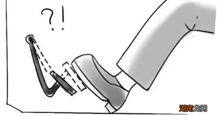 汽车踩刹车要注意什么