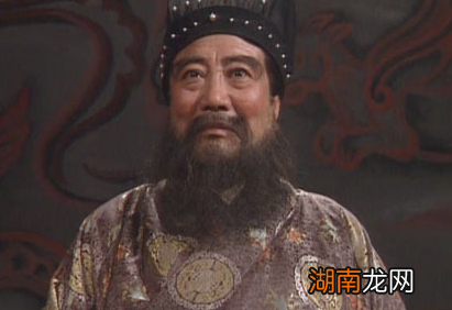 董卓的身份是怎样的？为何他要改立新君呢？