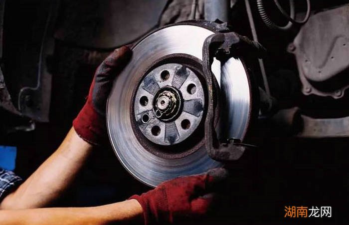 车子踩刹车方向盘抖动是什么原因