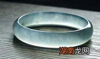 翡翠手镯里面的棉絮多好吗 翡翠手镯棉絮多怎么办