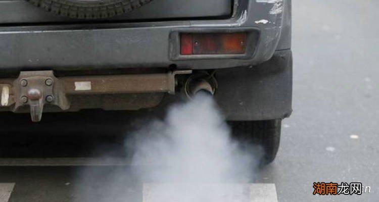 汽车排气管一直冒白烟正常吗