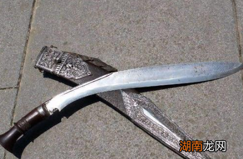 古代中原王朝作战喜欢用直刀 少数民主为何喜欢弯刀多一点