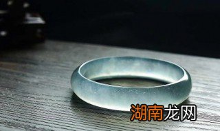 假翡翠手镯怎么做 假翡翠玉手镯是什么做的