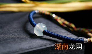 翡翠吊坠怎么出现几个小坑 翡翠上面有小坑怎么回事