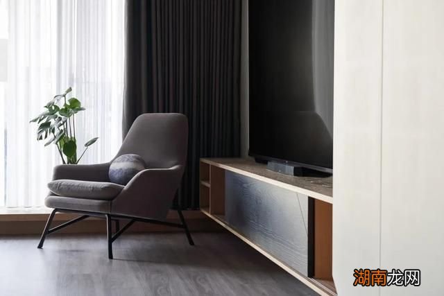 发现95后美女的家，100㎡新家装修成简约工业风，低调奢华有内涵