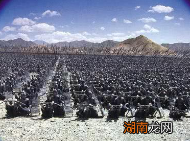 秦朝为什么在秦始皇去世后没几年就灭亡了?秦军那么弱吗?