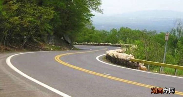 下陡坡自动挡怎么使用