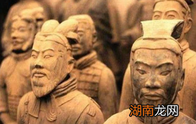 为什么秦始皇陵中的兵马俑，全部都是单眼皮？