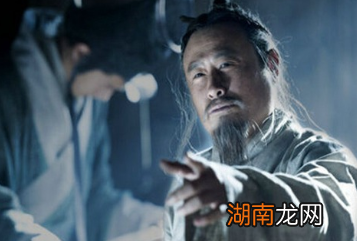 李斯与秦始皇的关系如何？他为什么会违背秦始皇的遗诏？