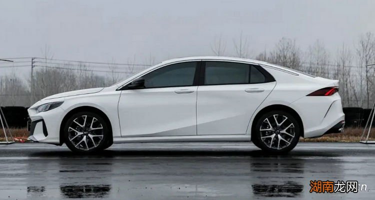 轿车跑起来嗡嗡响是什么情况