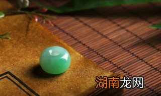 翡翠的绿根是什么颜色的 翡翠里有绿根的怎么样