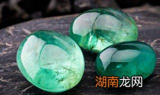 翡翠为什么会起荧光 什么叫翡翠起荧光