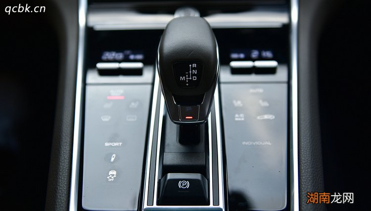 等红绿灯时是挂n档还是一直踩刹车