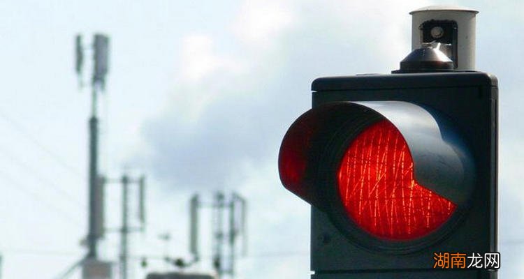 红绿灯不小心压线会扣分吗