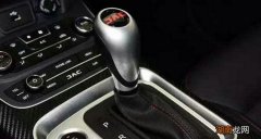 自动挡车等红灯时应该挂什么档位