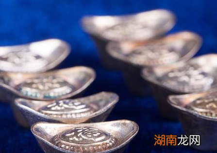 如果手持一万两白银回到清朝 在当时能做一个地主吗