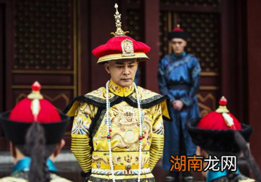 历史上的乾隆皇帝真的那么多情吗？他为什么有那么多绯闻？