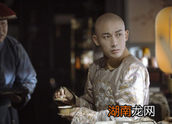 历史上的乾隆皇帝真的那么多情吗？他为什么有那么多绯闻？