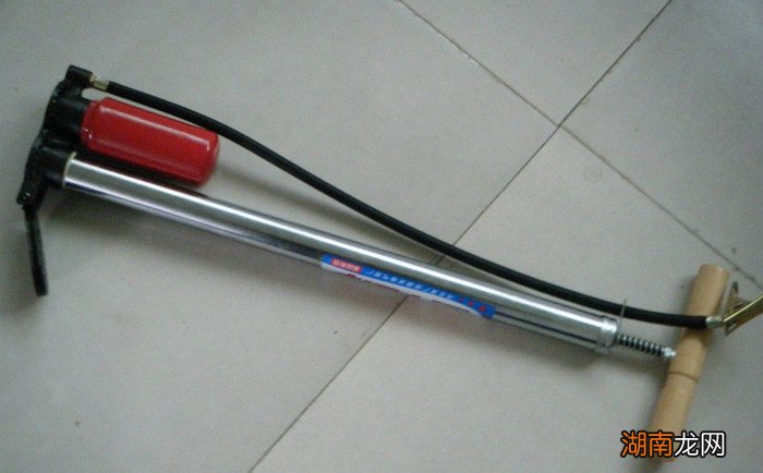 用打气筒可以给汽车轮胎打气吗