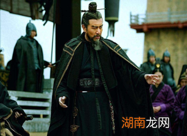 曹腾与曹操是什么关系？曹腾只是个宦官，为什么会有帝号？