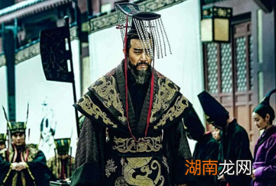 曹腾与曹操是什么关系？曹腾只是个宦官，为什么会有帝号？