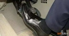 手动挡先松离合还是先松刹车