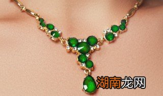 翡翠挂件用什么链子好 翡翠挂件可以用金链吗