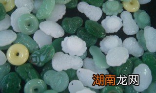 送母亲什么样的翡翠吊坠好 如何挑选送给母亲的翡翠