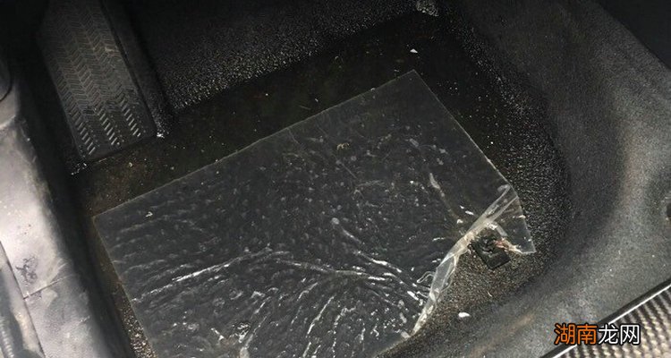 车内脚垫下进水了要紧吗