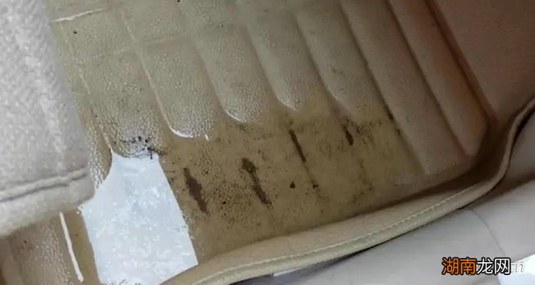 车内脚垫下进水什么原因