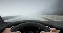 夏天车窗外起雾是什么原因