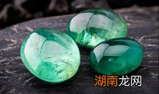 翡翠磕掉一点 翡翠磕了一点怎么修补