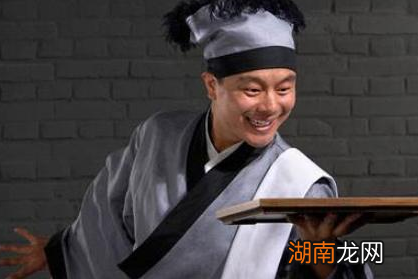 古人吃完饭丢下银子就走 店小二为什么不数也不拦着