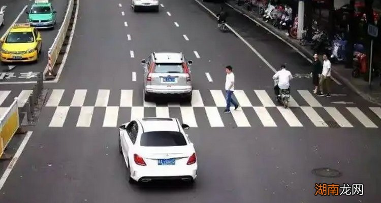 车子过了斑马线停下来算闯红灯吗