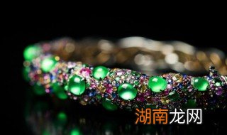 如意翡翠吊坠寓意是什么，如意玉石吊坠的寓意和象征