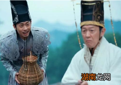 魏忠贤是如何成为皇帝身边的红人的?他为何能权倾朝野?