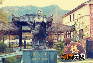 伍子胥与楚国的关系如何？他后来为吴国做了什么？