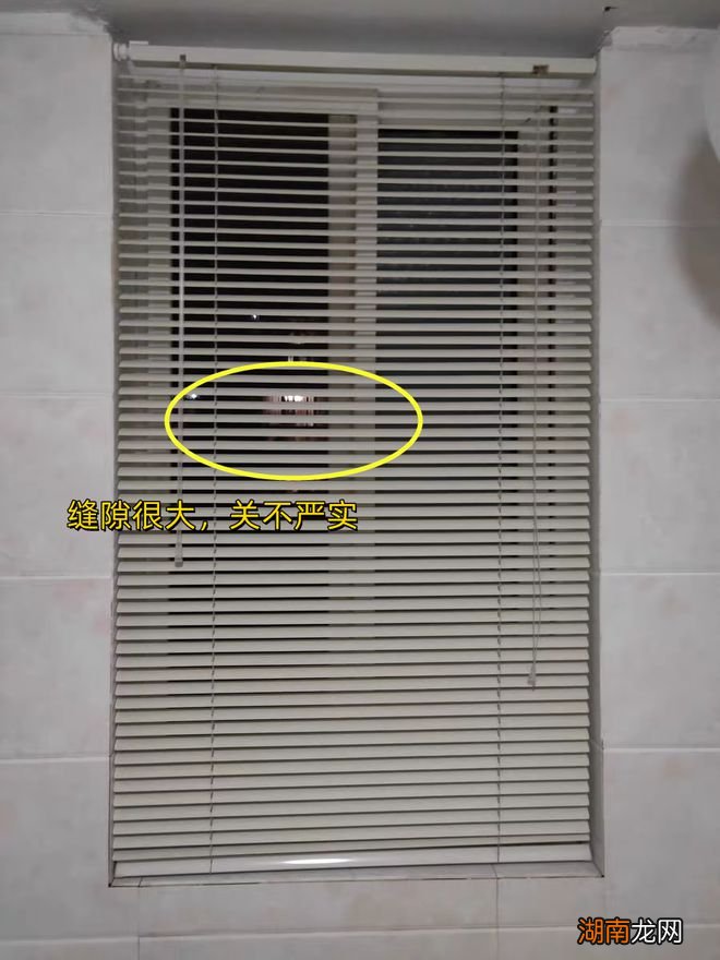 太丢脸了,百叶帘装了1年,才发现卫生间“透光透人”,纯粹摆设