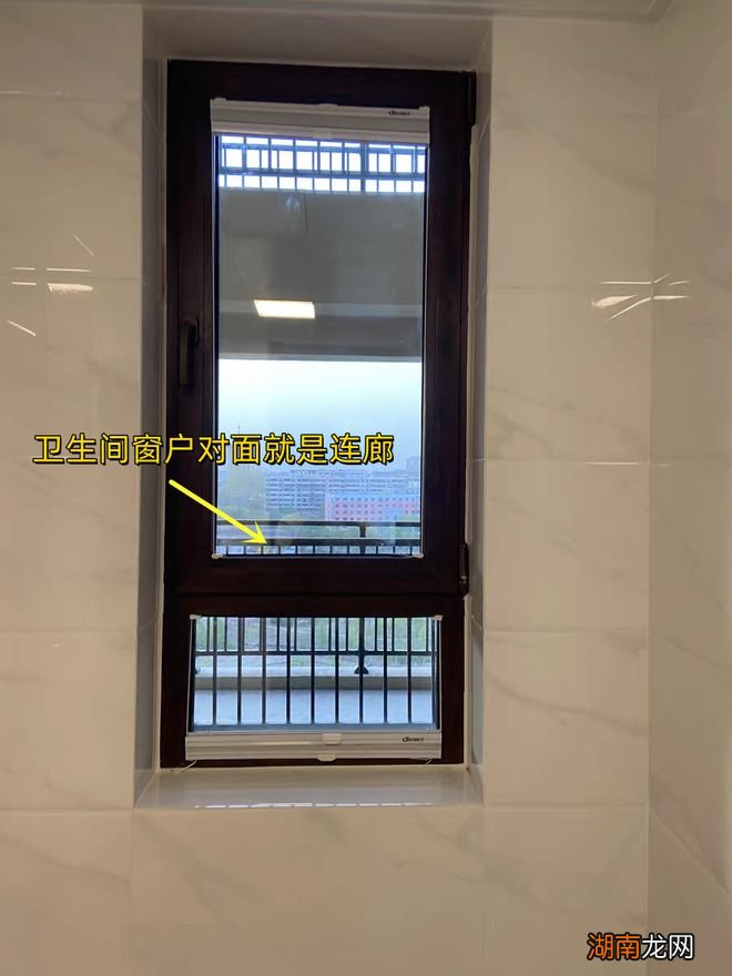 太丢脸了,百叶帘装了1年,才发现卫生间“透光透人”,纯粹摆设