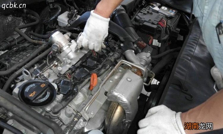 换4个火花塞500多贵吗